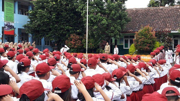 Upacara Bendera UPT SD Negeri Latsari 2